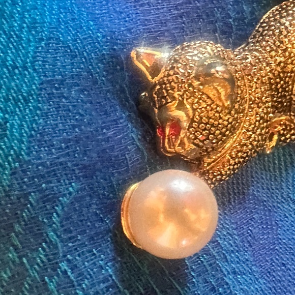 Gold-Tone Kitty Cat Brooch Chasing a Faux Pearl - Picture 8 of 11